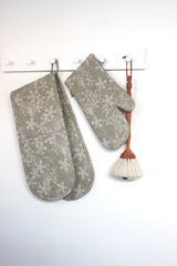 MYRTLE SINGLE OVEN GLOVE IN SAGE AND NATURAL